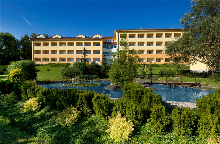 Pohled na budovy hotelu Frymburk. | FRYMBURK - Frymburk