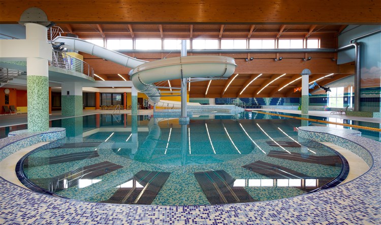 Pohled na vířivý bazén s lehátky v hotelu Frymburk. | FRYMBURK - Frymburk