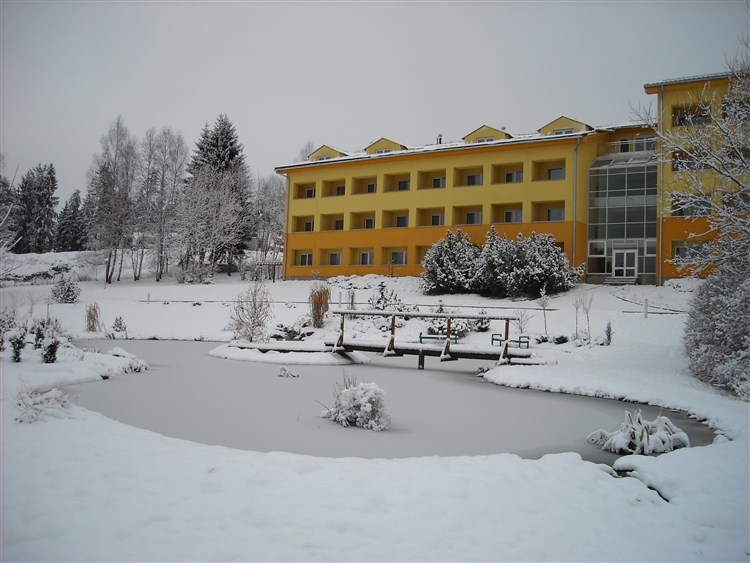 Zimní pohled na hotel Frymburk přes jezírko. | FRYMBURK - Frymburk