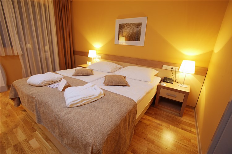 Pohled na manželskou postel v pokoji hotelu Breza. | BREZA**** - Terme Olimia