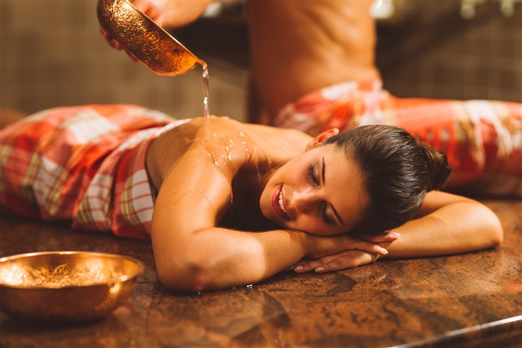 Žena užívající si olejovou masáž. | BREZA**** - Terme Olimia