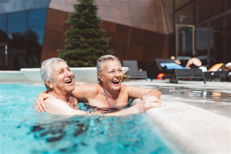 Pár seniorů smějícíc se v termálním bazéně. | BREZA**** - Terme Olimia