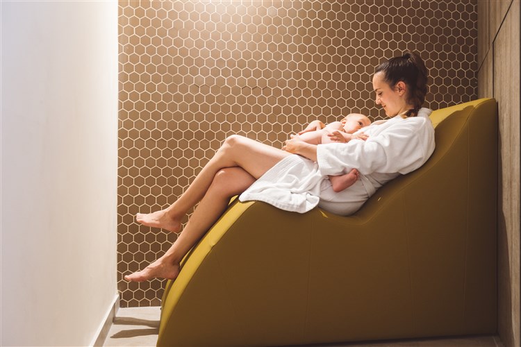 Žena kojící malé dítě v klidné zóně wellness. | BREZA**** - Terme Olimia