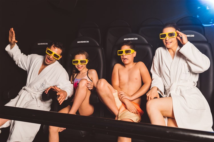 Rodina s dětmi sleduje 3D film v kině hotelu Breza. | BREZA**** - Terme Olimia