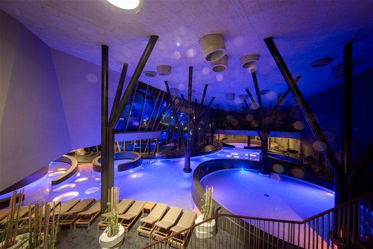 Večerní pohled na samostatné bazény wellness Orchidelia. | BREZA**** - Terme Olimia