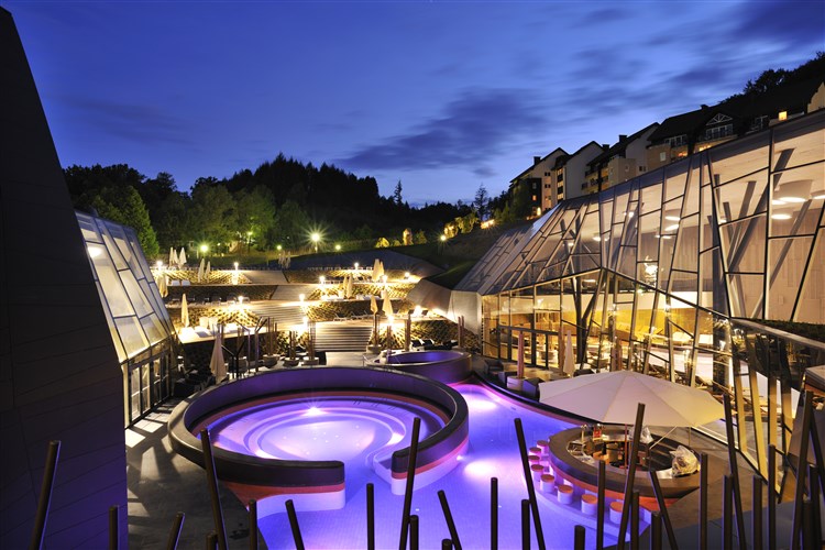 Pohled na večerní osvětlení termálního wellness Orchidea. | BREZA**** - Terme Olimia