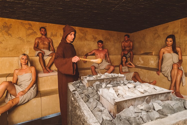 Lidé odpočívající v sauně termal parku. | BREZA**** - Terme Olimia