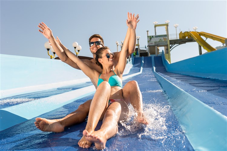 Pár sjíždějící vodní skluzavku v aquaparku Terme. | BREZA**** - Terme Olimia