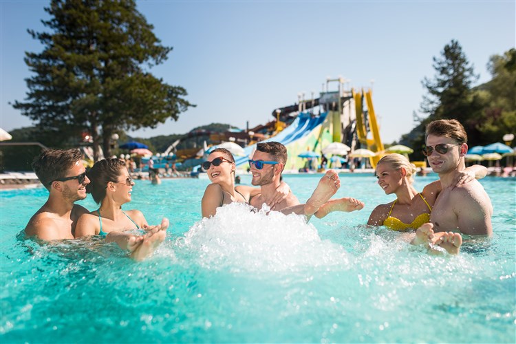 Mladí lidé užívající si vodní radovánky v hotelu Terme. | BREZA**** - Terme Olimia